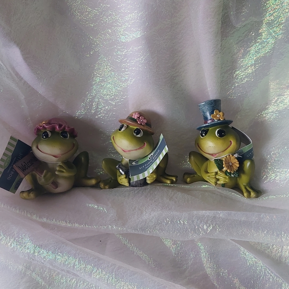 NEW! Set of 3 small frogs.
